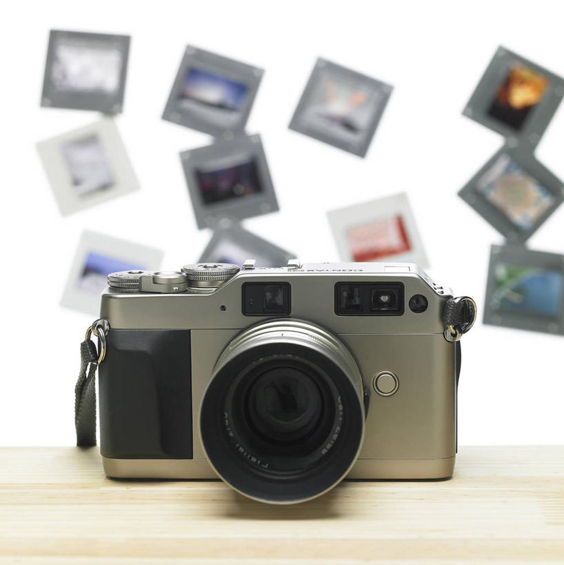 无人,竖图,照片,室内,白天,白色背景,正面,桌面,桌子,静物,相机,一张,许多,朦胧,模糊,木制,木桌,银色,很多,拍照,木制品,数码相机,摄影,影棚,一台,相片,照相机,彩图,影棚拍摄,拍摄,照相,木桌子