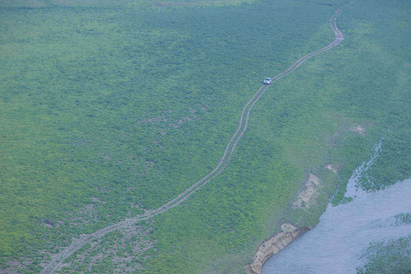 无人,横图,俯视,航拍,室外,白天,旅游,度假,草地,草原,河流,美景,水,植物,道路,路,汽车,一辆,阴影,波纹,光线,影子,河水,景观,旷野,水流,水面,小路,交通,娱乐,车,草,绿色,倒影,水纹,阳光,自然,交通工具,轿车,享受,休闲,景色,放松,乡间小路,波光粼粼,倒映,鸟瞰,自然风光,载具,原野,反照,彩图,高角度拍摄