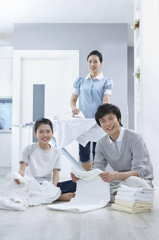 东方人,儿童,三个人,家庭,夫妻,母亲,父亲,女儿,站,坐,笑,微笑,露齿笑,竖图,室内,白天,正面,衬衫,爱情,纯洁,亚洲,许多,阴影,服装,朦胧,模糊,反射,电器,纺织物,影子,墙,很多,浪漫,窗子,注视,休闲装,黄种人,熨斗,熨烫,墙壁,墙面,一个,小孩,衣服,把手,门把手,毛巾,观察,看,清洁,站着,一件,休闲,温暖,温馨,父女,母女,三口之家,一家人,休闲服,恩爱,父爱,可爱,母爱,童年,童趣,恋人,服饰,单个,烫衣板,观看,保暖,门把,和睦,察看,电熨斗,家电,家用电器,关注,熨衣板,童真,家居用品,透气,烂漫,无邪,防水,电熨板,烫衣,家庭用品,电烫斗,火斗,储水,耐磨,吸水,天真,男人,男性,年轻男性,年轻女性,女孩,女人,女性,亚洲人,孩子,年轻人,夫妇,情侣,拉手,站立,坐着,半身,彩图,衬衣,伴侣,融洽,女生