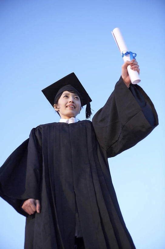东方人,一个人,学生,站,举,笑,微笑,露齿笑,竖图,室外,白天,仰视,亚洲,仅一个年轻女性,仅一个女性,仅一个人,握,阴影,光线,材料,档案,丝绸,丝带,文件,影子,纸,缎带,拿,拿着,注视,黄种人,绸带,蓝色,蓝天,天空,阳光,蝴蝶结,手稿,资料,天,观察,看,托,站着,握着,流苏,晴朗,观看,单手,证明,察看,学士帽,毕业,关注,文档,学士服,万里无云,垂布,学士袍,年轻女性,女人,女性,亚洲人,晴空,晴空万里,举起,举手,举着,向上举,向上伸,向上托,站立,半身,彩图,低角度拍摄