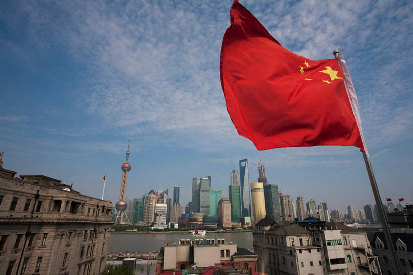 无人,高楼大厦,横图,室外,白天,仰视,度假,美景,太阳,城市风光,标志建筑,城市,大厦,地标,建筑,摩天大楼,旗帜,国旗,上海,中国,亚洲,一面,阴影,光线,影子,景观,云,星星,云朵,建筑群,云彩,娱乐,建设,东方明珠,金茂大厦,浦东,五星红旗,黄色,红色,蓝色,白云,蓝天,天空,阳光,天,享受,休闲,星形,景色,放松,环球金融中心,晴朗,申,电视塔,五角形,金融中心,陆家嘴,陆家嘴金融贸易区,浦东新区,上海环球金融中心,中国国旗,东亚,东方明珠广播电视塔,东方明珠电视塔,上海市,中华人民共和国,沪,华东地区,五颗,金茂大楼,环球金融中心大厦,旗,晴空,五角星,彩图,低角度拍摄,大楼,高层建筑,高楼,摩天楼,红地五星旗,中华人民共和国国旗,东方明珠塔