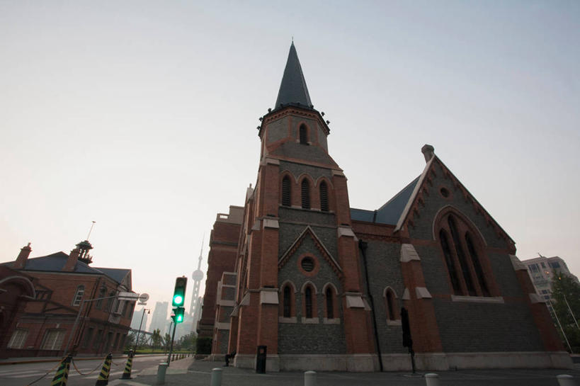 无人,家,横图,室外,白天,仰视,旅游,度假,安全,建材,标志建筑,道路,地标,建筑,路,上海,中国,亚洲,材料,瓦片,砖,砖块,房屋,墙,屋顶,屋檐,屋子,乌云,云,阴天,云朵,红绿灯,小路,褐色,信号灯,交通,云彩,顶棚,娱乐,建设,楼房,檐,墙壁,墙面,住宅,绿色,灰色,天空,天,享受,休闲,砖头,旅游胜地,放松,警示,建造,申,昏暗,阴沉,提示,流通,黄浦区,外滩源,东亚,上海市,交通信号灯,行人信号灯,中华人民共和国,沪,华东地区,石料,彩图,低角度拍摄,房子,砌墙砖,新天安堂