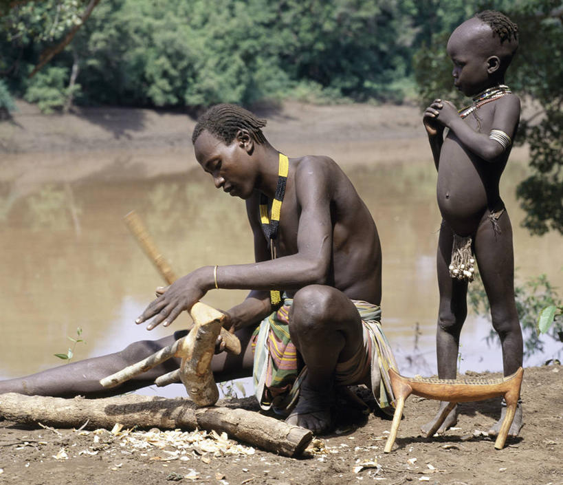 儿童,成年人,三个人,四个人,家庭,夫妻,母亲,父亲,女儿,儿子,横图,爱情,纯洁,项链,珠宝,雕塑,非洲,埃塞俄比亚,艺术,装饰,工作,雕刻,雕像,珠子,河岸,皮革,浪漫,工人,小孩,工艺品,温暖,温馨,父子,母子,一家人,恩爱,父爱,可爱,母爱,童年,童趣,恋人,摄影,纪念,吧椅,美术,和睦,主题,陈列,童真,烂漫,无邪,非洲文化,功能,美学,技能,美术工艺,天真,男孩,男人,男性,年轻男性,年轻女性,女孩,女人,女性,非洲人,孩子,年轻人,夫妇,情侣,木工,员工,彩图,传统服装,匠人,劳动者,体力工,伴侣,融洽,男生,传统文化