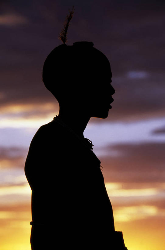 儿童,成年人,一个人,竖图,室外,纯洁,日落,项链,珠宝,非洲,埃塞俄比亚,仅一个男性,仅一个人,阴影,珠子,小孩,紫色,天空,黄昏,仅一个小孩,可爱,童年,童趣,摄影,粘土,青春期,肖像,剪影,反差,童真,烂漫,无邪,非洲文化,能力,天真,男孩,男人,男性,孩子,发型,彩图,传统服装,罢工,男生,传统文化