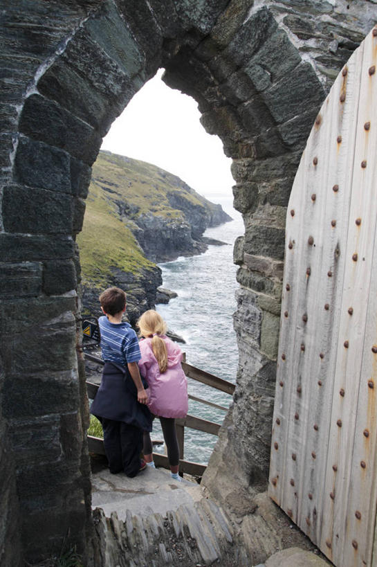 儿童,两个人,家庭,兄弟,姐妹,竖图,旅游,度假,纯洁,门,英国,城堡,大门,海岸线,悬崖,拱门,门口,历史,英格兰,可爱,童年,童趣,摄影,视角,童真,烂漫,无邪,亚瑟王,天真,男孩,男性,女孩,女性,彩图,旅行,西南英格兰