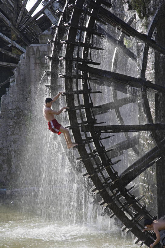 游泳,儿童,一个人,攀登,竖图,室外,纯洁,河流,水,叙利亚,仅一个男性,仅一个人,水车,小孩,车轮,仅一个小孩,可爱,童年,童趣,摄影,中东,童真,烂漫,无邪,灌溉设备,水力发电,哈马,天真,男孩,男人,男性,孩子,彩图,男生