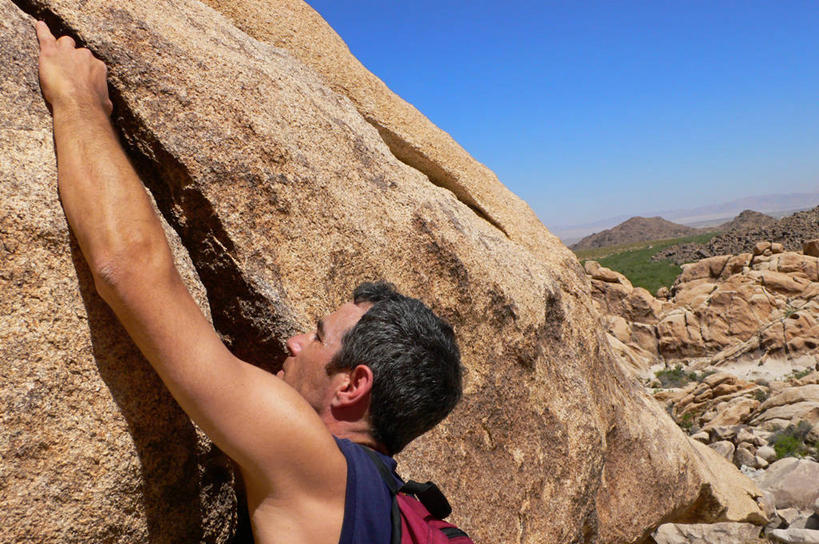 成年人,一个人,公园,攀登,横图,室外,运动,峡谷,美国,仅一个男性,伸手,摄影,北美,北美洲,国家公园,加利福尼亚,决心,美洲,加州,加利福尼亚州,金州,黄金州,北亚美利加洲,亚美利加洲,约书亚树国家公园,冒险,男人,美国人,岩石,彩图,美利坚合众国