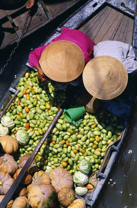 两个人,竖图,室外,商务,消费,河流,水,船,蔬菜,越南,漂浮,食品,市场,运输,摄影,东南亚,贸易,收集,印度支那,彩图,湄公河三角洲