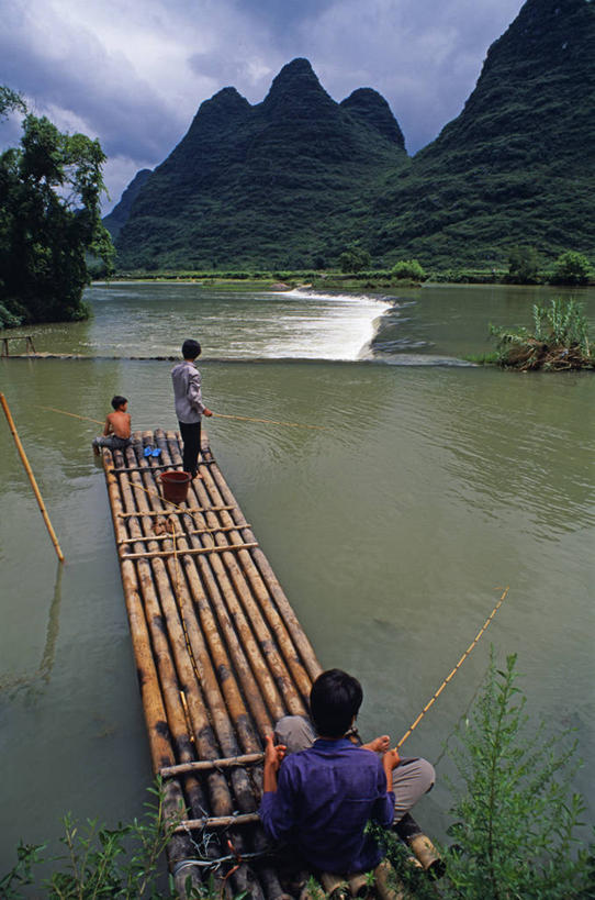 儿童,竖图,室外,河流,山,山脉,亚洲,地形,风景,摄影,横梁,活动,广西,木筏,横杆,男孩,钓竿,彩图,钓鱼,遇龙河