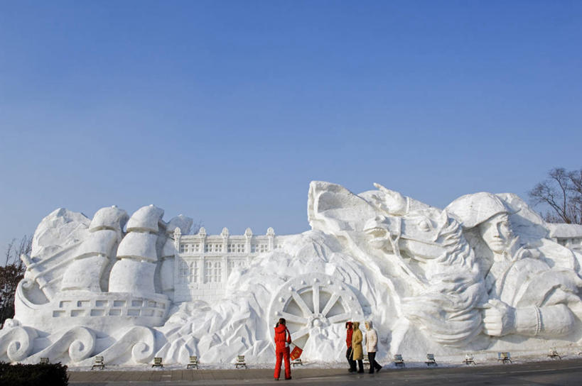 站,横图,彩色,室外,白天,旅游,雪,雕塑,亚洲,行人,游客,游人,艺术,冬天,路人,旅客,蓝色,白色,天空,摄影,五颜六色,哈尔滨,色彩斑斓,创造力,手艺,五彩缤纷,黑龙江省,万里无云,五彩斑斓,五光十色,美术工艺,过客,彩图,旅行,传统文化,美人