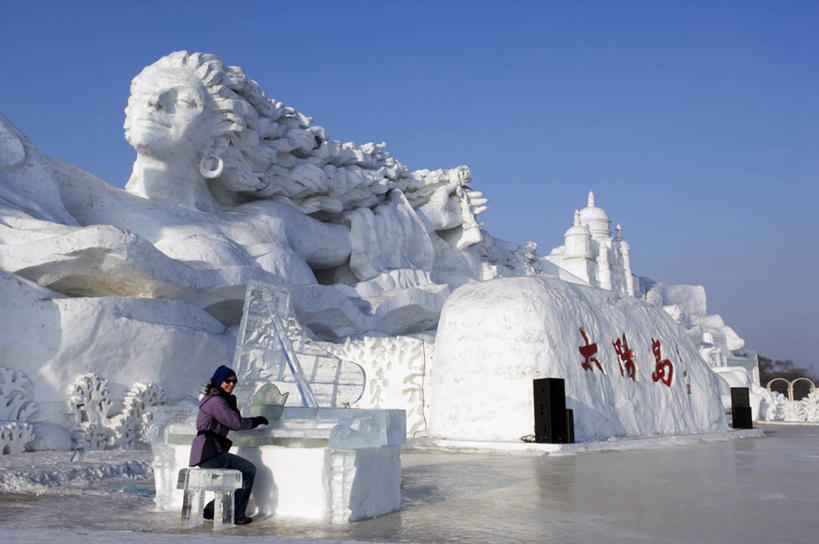 成年人,一个人,坐,横图,室外,白天,旅游,雪,雕塑,亚洲,仅一个女性,行人,游客,游人,表演,艺术,钢琴,冬天,路人,旅客,蓝色,白色,天空,摄影,活动,哈尔滨,创造力,手艺,黑龙江省,万里无云,美术工艺,过客,女人,彩图,旅行,传统文化,美人