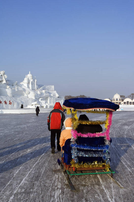 站,竖图,彩色,室外,白天,旅游,雪,雕塑,亚洲,行人,游客,游人,艺术,装饰,冬天,路人,旅客,蓝色,白色,天空,摄影,五颜六色,哈尔滨,雪橇,色彩斑斓,创造力,手艺,五彩缤纷,黑龙江省,万里无云,五彩斑斓,五光十色,美术工艺,过客,彩图,旅行,传统文化,美人