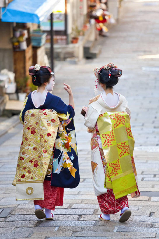 成年人,一个人,两个人,竖图,彩色,室外,白天,日本,仅一个年轻女性,仅一个女性,仅一个人,日本文化,人行道,背面,手势,摄影,京都府,五颜六色,色彩斑斓,五彩缤纷,艺妓,五彩斑斓,五光十色,年轻女性,女人,女性,年轻人,步行,彩图,传统服装,打手势,传统文化