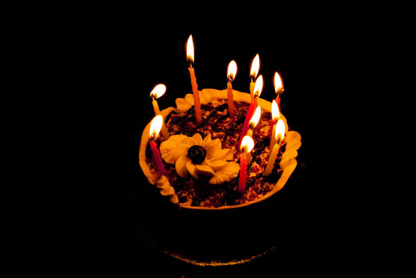 无人,横图,俯视,生日,蜡烛,印度,黑色背景,庆祝,火焰,食品,燃烧,饮食,甜食,生日蛋糕,摄影,清新,哈里亚纳邦,彩图,高角度拍摄,影棚拍摄,蛋糕