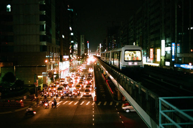 横图,室外,夜晚,度假,美景,城市风光,城市,道路,建筑,街道,路,公路,摩托车,火车,汽车,台湾,景观,交通,首都,娱乐,现代,车厢,享受,休闲,景色,放松,运输,摄影,照亮,发展,台北,马路,彩图
