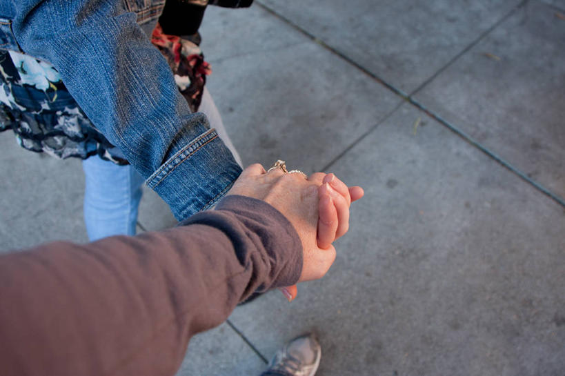 西方人,儿童,成年人,中年人,老年人,手,两个人,家庭,母亲,女儿,横图,俯视,室外,白天,纯洁,欧洲,美国,欧洲人,连接,休闲装,小孩,温暖,温馨,一家人,可爱,童年,童趣,摄影,部分,和睦,关爱,加利福尼亚,童真,烂漫,无邪,旧金山,天真,老年女性,女孩,女性,白种人,孩子,步行,手牵手,彩图,高角度拍摄,爱,融洽