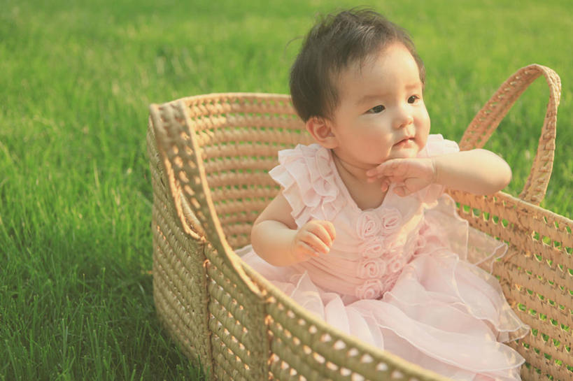 婴儿,儿童,一个人,坐,横图,室外,白天,婴儿服装,纯洁,北京,仅一个人,篮子,首都,草,小孩,可爱,童年,童趣,摄影,活泼,宝宝,童真,纯真,烂漫,无邪,北京市,伶俐,天真,中国人,孩子,半身,彩图