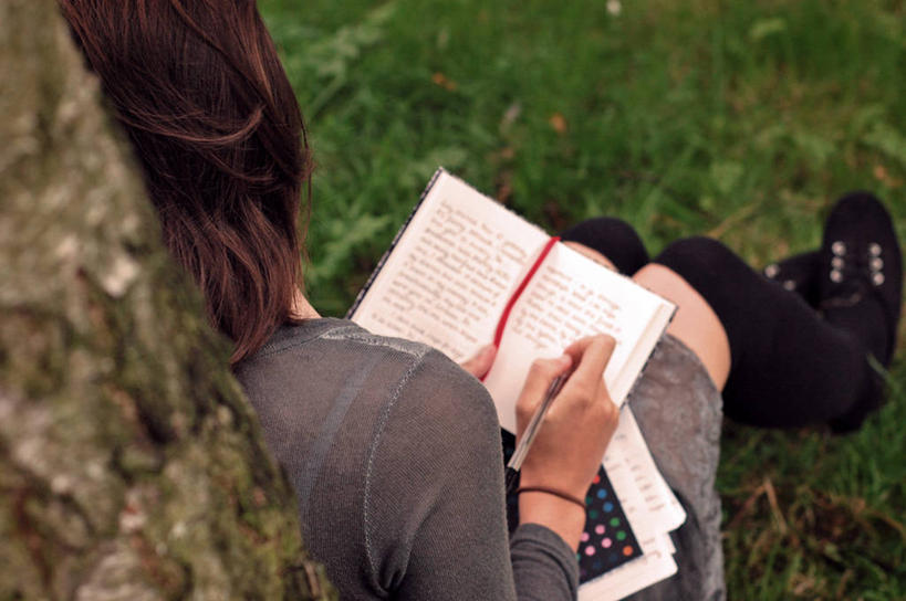 成年人,一个人,坐,横图,室外,白天,英国,仅一个女性,拿着,休闲装,水笔,草,树干,背面,放松,摄影,灵感,日记,记忆,想法,彩图