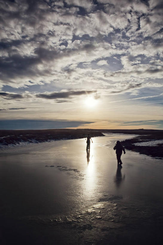 两个人,竖图,室外,滑冰,美景,日落,加拿大,阴影,反射,冰,地平线,景观,云,辽阔,地面,背面,天空,自然,广阔,景色,童年,摄影,一望无际,自然风光,延伸,剪影,天地相交,冬季运动,无边无际,一马平川,亚伯达,海滩,步行,彩图