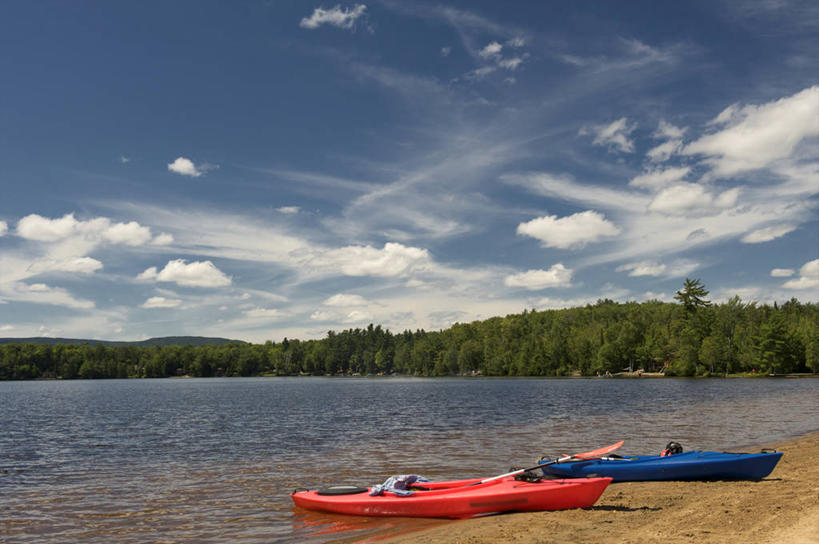 无人,横图,室外,白天,海洋,美国,停靠,云,树,风景,天空,自然,夏天,运输,摄影,宁静,停泊,纽约州,彩图,皮船