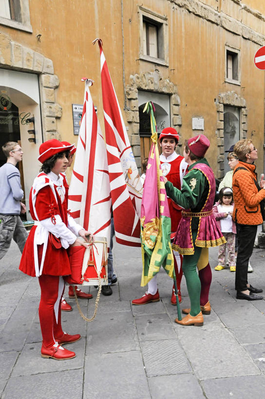 成年人,站,竖图,室外,白天,城市,道路,街道,路,公路,旗帜,意大利,古城,交通,拿着,历史,摄影,锡耶纳,男人,女人,马路,彩图,传统服装,旅行,传统文化,传统节日