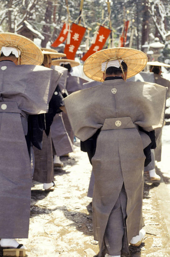 成年人,竖图,室外,白天,重复,雪,日光,日本,一排,日本文化,整齐,冬天,鼓,许多人,排列,一群人,摄影,队列,透视图,游行,一致,男人,步行,彩图,传统服装,传统文化,传统节日