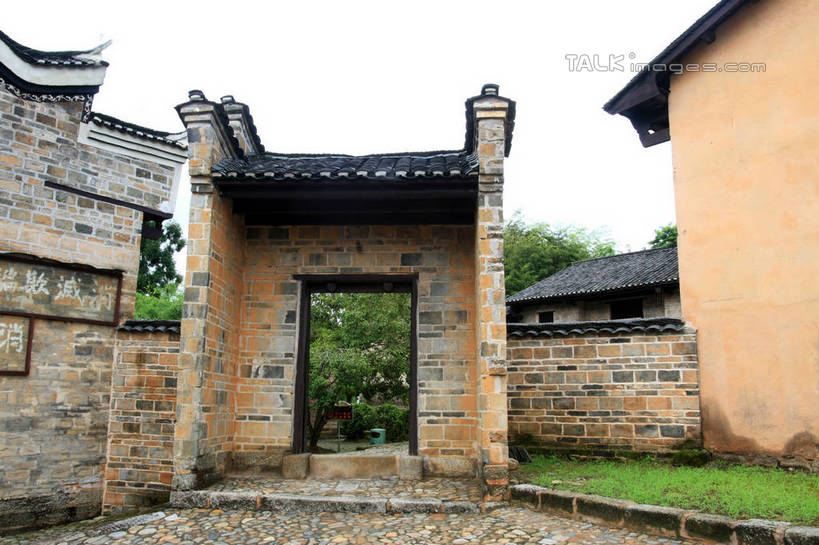 无人,家,横图,室外,白天,仰视,旅游,度假,草地,草坪,石头,美景,树林,植物,楼梯,门,井冈山,中国,亚洲,许多,古老,标志,石子,文字,字符,房屋,阶梯,墙,屋子,景观,地面,娱乐,标识,江西,楼房,墙壁,墙面,台阶,住宅,草,树,树木,蓝色,绿色,蓝天,天空,自然,门框,天,享受,休闲,鹅卵石,汉字,景色,放松,生长,晴朗,成长,中文,自然风光,按摩石,东亚,江西省,万里无云,中华人民共和国,华东地区,国文,华文,赣,革命,吉安,吉安市,革命根据地,石块,晴空,晴空万里,彩图,低角度拍摄,房子,bjzqp1