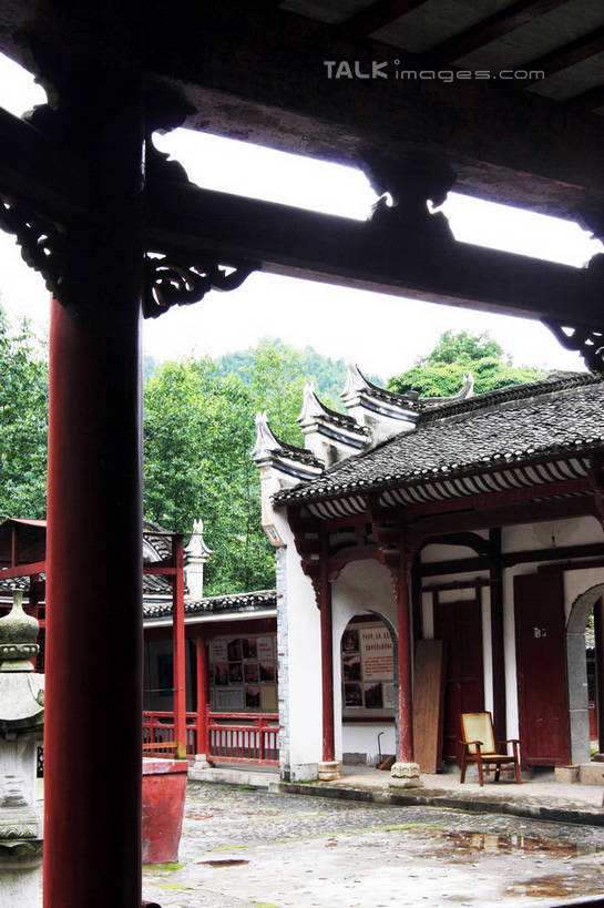 无人,栏杆,竖图,室外,白天,仰视,旅游,度假,美景,树林,植物,门,椅子,井冈山,中国,亚洲,许多,阴影,光线,影子,柱子,木椅,墙,景观,围栏,围墙,地面,娱乐,江西,护栏,墙壁,墙面,树,树木,蓝色,绿色,蓝天,天空,阳光,自然,门框,天,享受,休闲,景色,放松,生长,晴朗,成长,自然风光,东亚,江西省,万里无云,中华人民共和国,华东地区,赣,革命,吉安,吉安市,革命根据地,晴空,晴空万里,彩图,低角度拍摄,bjzqp1