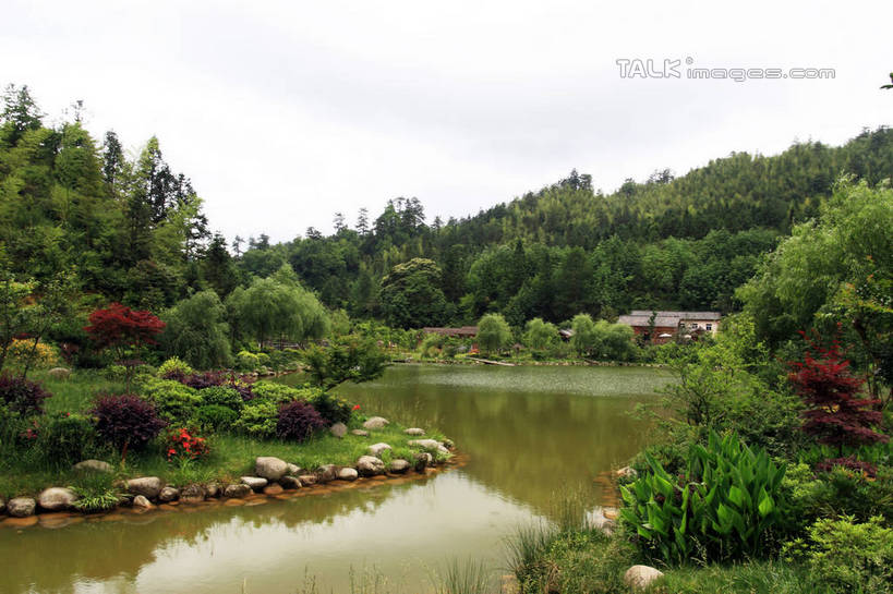 无人,家,横图,室外,白天,仰视,旅游,度假,河流,石头,美景,山,树林,水,植物,井冈山,中国,亚洲,许多,阴影,古老,光线,石子,影子,房屋,屋子,河水,景观,山峰,水流,山峦,娱乐,江西,楼房,住宅,树,树木,蓝色,绿色,蓝天,天空,阳光,自然,天,享受,休闲,景色,放松,生长,晴朗,成长,自然风光,东亚,江西省,万里无云,中华人民共和国,华东地区,赣,革命,吉安,吉安市,革命根据地,石块,岩石,晴空,晴空万里,彩图,低角度拍摄,房子,bjzqp1