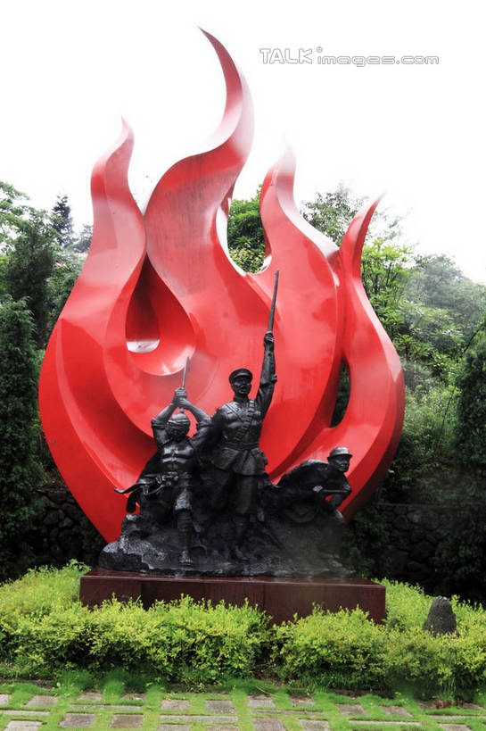 一个人,无人,站,竖图,室外,白天,仰视,旅游,度假,热情,美景,树林,植物,道路,路,火,雕塑,井冈山,中国,亚洲,仅一个人,许多,艺术,装饰,雕刻,雕像,火焰,景观,小路,交通,燃烧,娱乐,江西,石雕,树,树木,蓝色,绿色,蓝天,天空,自然,工艺品,天,站着,享受,休闲,景色,放松,生长,晴朗,成长,纪念,美术,自然风光,主题,陈列,东亚,江西省,万里无云,中华人民共和国,华东地区,功能,美学,赣,革命,吉安,吉安市,革命根据地,晴空,晴空万里,站立,彩图,低角度拍摄,bjzqp1