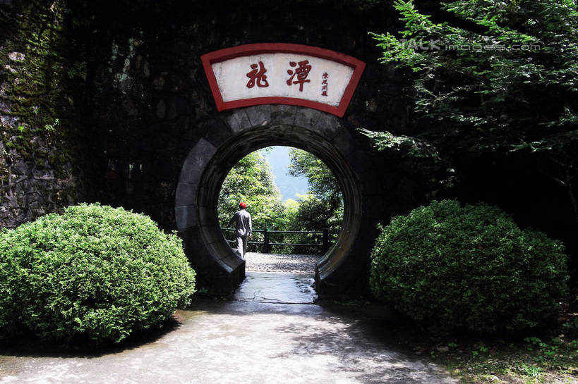 东方人,一个人,栏杆,站,横图,室外,白天,正面,旅游,度假,美景,树林,植物,门,道路,路,井冈山,中国,亚洲,仅一个男性,仅一个人,许多,阴影,光线,影子,景观,围栏,围墙,小路,交通,注视,黄种人,娱乐,江西,护栏,树,树木,仅一个年轻男性,蓝色,绿色,蓝天,天空,阳光,自然,门框,天,观察,看,站着,享受,休闲,景色,放松,生长,晴朗,成长,观看,察看,关注,自然风光,东亚,江西省,万里无云,中华人民共和国,华东地区,赣,革命,吉安,吉安市,革命根据地,井冈山龙潭,龙潭,男人,男性,年轻男性,亚洲人,晴空,晴空万里,站立,彩图,全身,bjzqp1