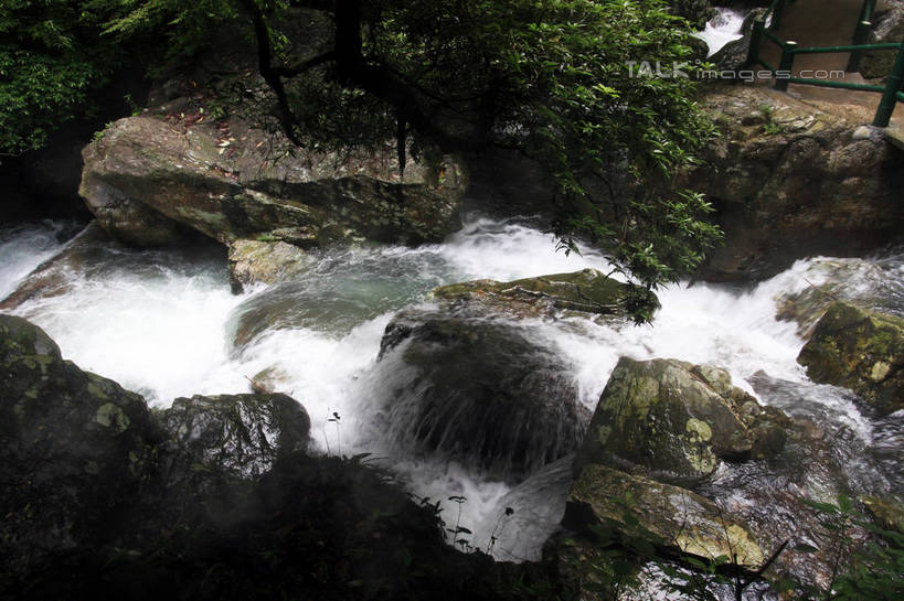 无人,栏杆,横图,俯视,室外,白天,旅游,度假,草地,草坪,河流,石头,美景,瀑布,水,植物,井冈山,中国,亚洲,飞溅,溅,石子,液体,河水,景观,水滴,水花,水流,围栏,娱乐,江西,护栏,水珠,草,绿色,小溪,自然,溪水,享受,休闲,景色,放松,喷洒,自然风光,东亚,江西省,中华人民共和国,华东地区,赣,革命,吉安,吉安市,革命根据地,跌水,石块,岩石,彩图,高角度拍摄,bjzqp1