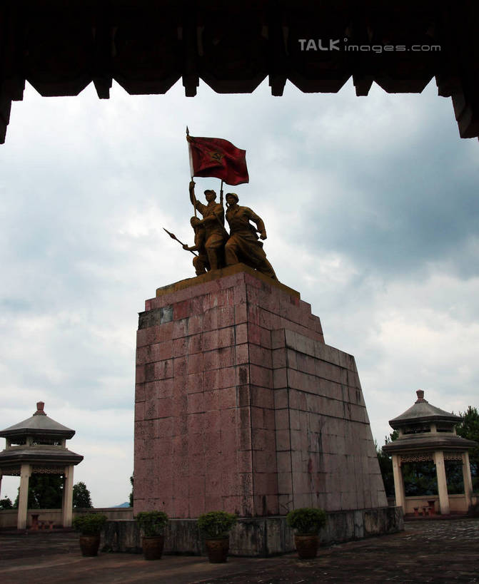 无人,站,举,竖图,室外,白天,仰视,旅游,度假,成功,胜利,美景,旗帜,雕塑,井冈山,中国,亚洲,艺术,装饰,雕刻,雕像,瓦片,亭子,屋檐,景观,地面,许多人,注视,娱乐,旗子,江西,石雕,檐,蓝色,蓝天,天空,自然,工艺品,凉亭,天,观察,看,托,站着,一群人,享受,休闲,景色,放松,晴朗,观看,纪念,美术,察看,关注,自然风光,主题,陈列,东亚,江西省,万里无云,中华人民共和国,华东地区,功能,美学,赣,革命,旌旗,旗号,吉安,吉安市,革命根据地,晴空,晴空万里,举起,举手,举着,向上举,向上伸,向上托,站立,彩图,低角度拍摄,bjzqp1