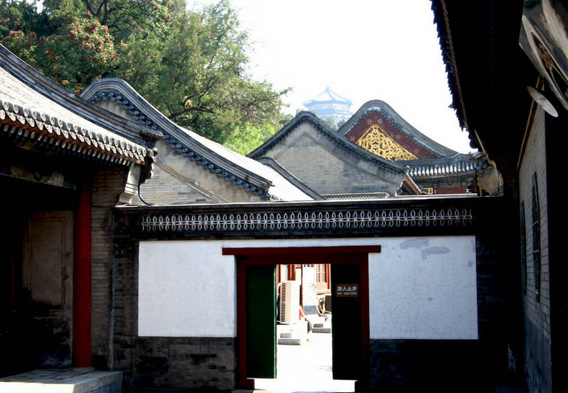 无人,颐和园,横图,室外,白天,正面,旅游,度假,名胜古迹,植物,门,标志建筑,地标,建筑,北京,中国,亚洲,阴影,遗迹,光线,瓦片,影子,墙,屋顶,屋檐,首都,顶棚,古迹,文物,娱乐,建设,古建筑,檐,墙壁,墙面,树,树木,蓝色,绿色,蓝天,天空,阳光,门框,天,享受,休闲,旅游胜地,放松,生长,成长,园林,古文明,东亚,中华人民共和国,北京市,京,北平,华北地区,北京颐和园,皇家园林,彩图,bjzqp1