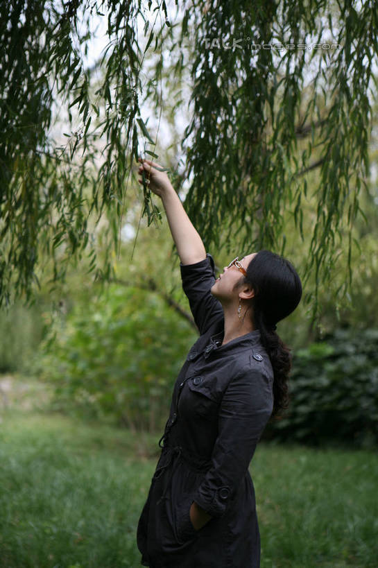 东方人,一个人,站,举,捏,竖图,室外,白天,侧面,草地,草坪,植物,柳树,亚洲,仅一个年轻女性,仅一个女性,仅一个人,服装,墨镜,眼镜,捏着,风衣,注视,休闲装,黄种人,垂柳,草,树,树木,衣服,绿色,灰色,自然,太阳镜,太阳眼镜,看,托,站着,休闲,休闲服,遮阳镜,服饰,生长,成长,关注,单手抄兜,单手放兜,倒挂柳,年轻女性,女人,女性,亚洲人,垂枝柳,插兜,举起,举手,举着,手插兜,手放口袋,抬头,向上举,向上伸,向上托,仰头,站立,半身,彩图,手抄兜,hascy1