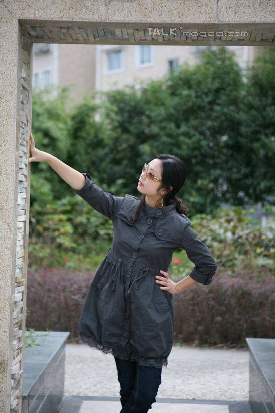 东方人,一个人,高楼大厦,站,举,笑,微笑,竖图,室外,白天,正面,草地,草坪,植物,门,大厦,建筑,摩天大楼,亚洲,仅一个年轻女性,仅一个女性,仅一个人,服装,墨镜,眼镜,墙,风衣,休闲装,黄种人,手叉腰,墙壁,墙面,草,树,树木,衣服,绿色,灰色,自然,太阳镜,太阳眼镜,门框,叉腰,托,站着,休闲,休闲服,遮阳镜,服饰,生长,成长,年轻女性,女人,女性,亚洲人,举起,举手,举着,向上举,向上伸,向上托,站立,半身,彩图,大楼,高层建筑,高楼,摩天楼,hascy1