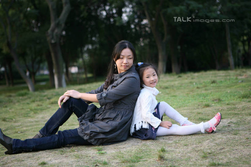 东方人,儿童,两个人,家庭,母亲,女儿,坐,笑,微笑,露齿笑,横图,室外,白天,侧面,毛衣,裙子,纯洁,安全,草地,草坪,植物,亚洲,服装,风衣,依靠,休闲装,黄种人,草,树,树木,小孩,衣服,绿色,白色,灰色,自然,回头,倚靠,转头,背靠背,休闲,温暖,温馨,母女,一家人,休闲服,可爱,母爱,童年,童趣,背对背,搭,短裙,服饰,生长,成长,半身裙,和睦,搭着,童真,烂漫,无邪,天真,信任,年轻女性,女孩,女人,女性,亚洲人,孩子,年轻人,屈膝,坐着,半身,彩图,绒衣,套衫,套头毛衣,线衣,融洽,女生,hascy1