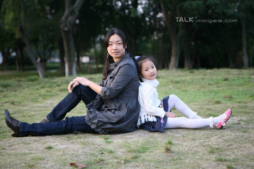 东方人,儿童,两个人,家庭,母亲,女儿,坐,笑,微笑,露齿笑,横图,室外,白天,侧面,毛衣,裙子,纯洁,安全,草地,草坪,植物,亚洲,服装,风衣,依靠,休闲装,黄种人,草,树,树木,小孩,衣服,绿色,白色,灰色,自然,回头,倚靠,转头,背靠背,休闲,温暖,温馨,母女,一家人,休闲服,可爱,母爱,童年,童趣,背对背,搭,短裙,服饰,生长,成长,半身裙,和睦,搭着,童真,烂漫,无邪,天真,信任,年轻女性,女孩,女人,女性,亚洲人,孩子,年轻人,屈膝,坐着,彩图,全身,绒衣,套衫,套头毛衣,线衣,融洽,女生,hascy1