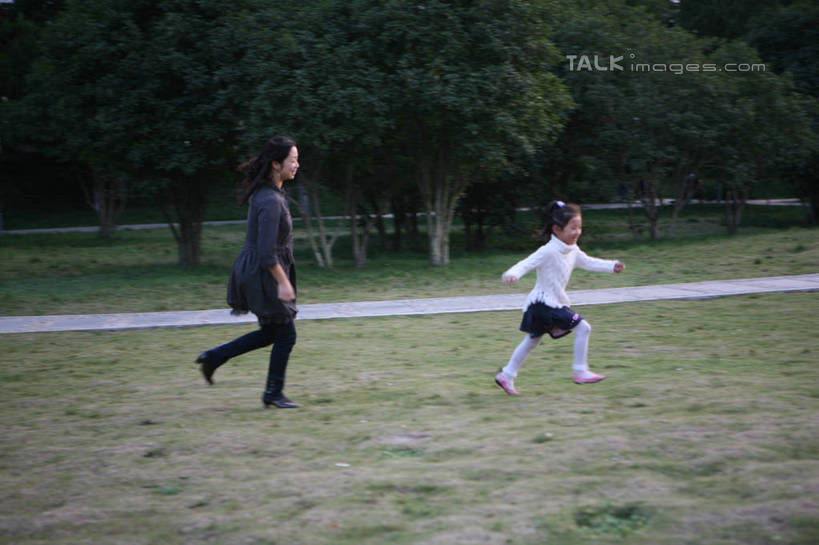 东方人,儿童,两个人,家庭,母亲,女儿,横图,室外,白天,侧面,毛衣,裙子,游戏,纯洁,草地,草坪,植物,道路,路,亚洲,追逐,奔驰,追赶,服装,小路,交通,玩,风衣,休闲装,黄种人,娱乐,草,树,树木,小孩,衣服,绿色,白色,灰色,自然,奔跑,休闲,温暖,温馨,母女,一家人,休闲服,可爱,母爱,童年,童趣,短裙,服饰,生长,成长,活动,半身裙,和睦,发泄,消遣,智力,童真,烂漫,无邪,宣泄,天真,年轻女性,女孩,女人,女性,亚洲人,孩子,年轻人,玩耍,嬉戏,彩图,全身,绒衣,套衫,套头毛衣,线衣,融洽,女生,hascy1