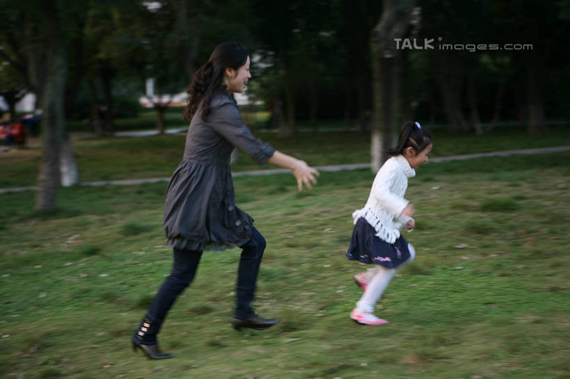 东方人,儿童,两个人,家庭,母亲,女儿,栏杆,横图,室外,白天,侧面,毛衣,裙子,游戏,纯洁,草地,草坪,湖,湖泊,水,植物,道路,路,亚洲,追逐,奔驰,追赶,服装,朦胧,模糊,墨镜,眼镜,湖面,水流,水面,围栏,小路,交通,玩,风衣,休闲装,黄种人,娱乐,护栏,草,树,树木,小孩,衣服,绿色,白色,灰色,自然,太阳镜,太阳眼镜,湖水,奔跑,休闲,温暖,温馨,母女,一家人,休闲服,遮阳镜,可爱,母爱,童年,童趣,短裙,服饰,生长,成长,活动,半身裙,和睦,发泄,消遣,智力,童真,烂漫,无邪,宣泄,天真,年轻女性,女孩,女人,女性,亚洲人,孩子,年轻人,玩耍,嬉戏,彩图,全身,绒衣,套衫,套头毛衣,线衣,融洽,女生,hascy1