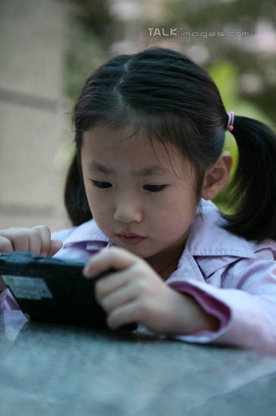 东方人,儿童,一个人,站,竖图,室外,白天,正面,游戏,纯洁,草地,草坪,植物,桌面,桌子,亚洲,仅一个女性,仅一个人,握,服装,朦胧,模糊,墙,大理石,拿,玩,拿着,注视,休闲装,黄种人,娱乐,墙壁,墙面,草,树,树木,小孩,衣服,绿色,自然,低头,观察,看,站着,仅一个小孩,休闲,休闲服,可爱,童年,童趣,握着,服饰,游戏机,生长,成长,观看,活动,察看,发泄,关注,消遣,智力,童真,烂漫,无邪,宣泄,大理石制品,天真,女孩,女人,女性,亚洲人,孩子,玩耍,嬉戏,站立,半身,彩图,女生,hascy1