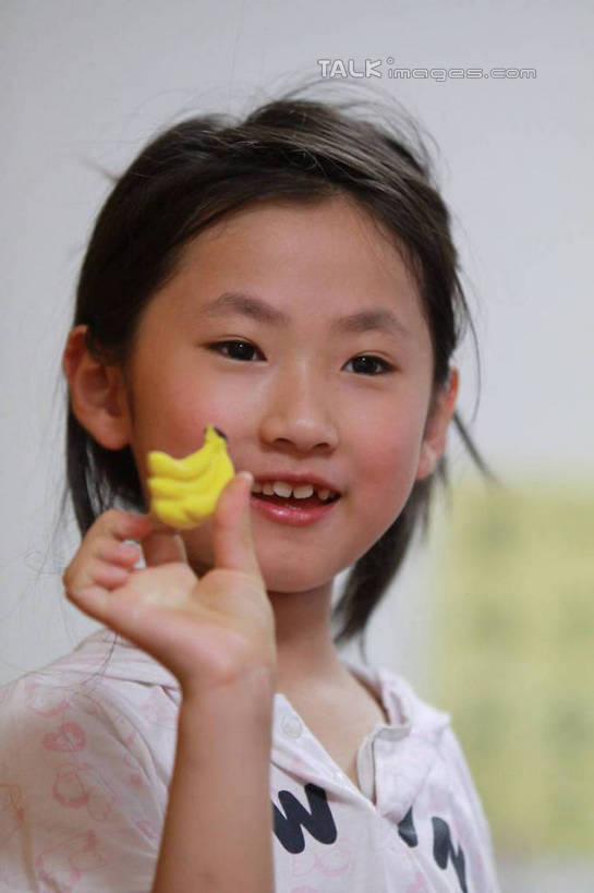 东方人,儿童,一个人,站,举,笑,微笑,露齿笑,竖图,室内,白天,正面,游戏,纯洁,香蕉,玩具,亚洲,仅一个女性,仅一个人,花纹,服装,朦胧,模糊,装饰,图案,墙,玩,休闲装,黄种人,娱乐,墙壁,墙面,小孩,衣服,黄色,模型,托,站着,仅一个小孩,休闲,休闲服,可爱,童年,童趣,益智,服饰,活动,华丽,修饰,点缀,发泄,消遣,智力,童真,烂漫,无邪,宣泄,衬托,美观,雅致,雅观,天真,女孩,女人,女性,亚洲人,孩子,甘蕉,举起,举手,举着,玩耍,嬉戏,向上举,向上伸,向上托,站立,半身,彩图,女生,hascy1