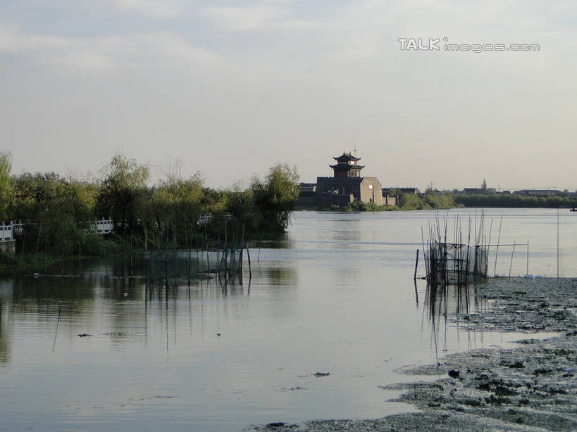 无人,横图,室外,白天,正面,旅游,度假,河流,美景,沙滩,树林,水,植物,阴影,光线,沙子,影子,河岸,河水,河滩,景观,水流,云,云朵,沙地,云彩,娱乐,树,树木,蓝色,绿色,白云,倒影,蓝天,天空,阳光,自然,天,享受,休闲,景色,放松,城楼,生长,晴朗,成长,波光粼粼,倒映,自然风光,反照,晴空,彩图,hascy1