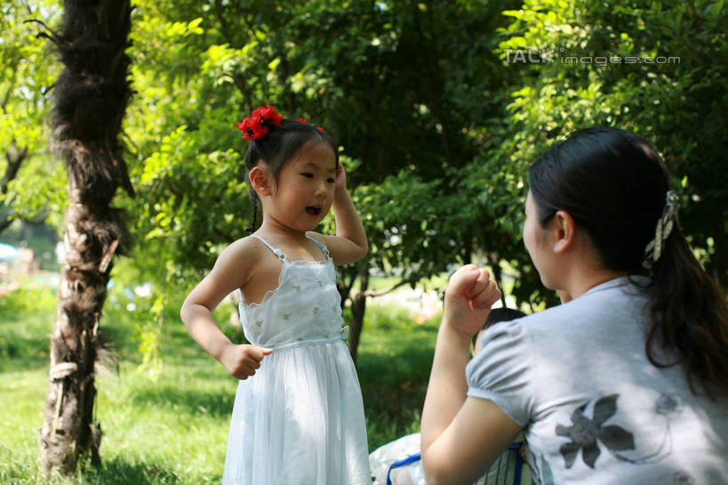 东方人,儿童,背部,两个人,家庭,母亲,女儿,公园,站,蹲,横图,室外,白天,正面,裙子,旅游,度假,游戏,纯洁,草地,草坪,美景,植物,亚洲,阴影,连衣裙,服装,装饰,光线,头饰,影子,景观,玩,休闲装,黄种人,娱乐,相视,草,树,树木,小孩,衣服,红色,绿色,白色,阳光,自然,发饰,站着,享受,休闲,温暖,温馨,母女,一家人,面对面,休闲服,景色,放松,可爱,母爱,童年,童趣,服饰,生长,成长,活动,对视,吊带裙,华丽,修饰,点缀,猜拳,和睦,发泄,消遣,智力,自然风光,划拳,相对,头绳,童真,烂漫,无邪,相看,宣泄,衬托,美观,雅致,雅观,天真,年轻女性,女孩,女人,女性,亚洲人,孩子,年轻人,蹲着,玩耍,嬉戏,站立,半身,彩图,融洽,发绳,女生,hascy1