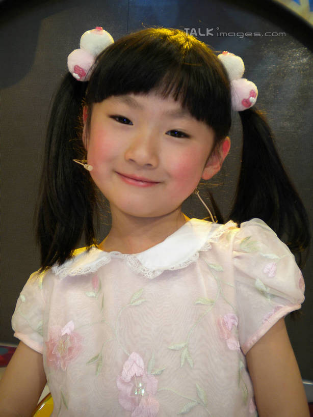 东方人,儿童,脸,头,脸颊,一个人,舞台,站,笑,微笑,竖图,室内,特写,白天,正面,裙子,纯洁,亚洲,仅一个女性,仅一个人,阴影,连衣裙,装饰,光线,影子,注视,黄种人,肩膀,小孩,耳机,耳麦,发饰,话筒,饰品,观察,看,站着,仅一个小孩,可爱,童年,童趣,观看,察看,麦克风,关注,扩音器,传声器,童真,烂漫,无邪,配饰,微音器,天真,女孩,女人,女性,亚洲人,孩子,头部,脸部,脸蛋,面部,站立,半身,彩图,女生,hascy1