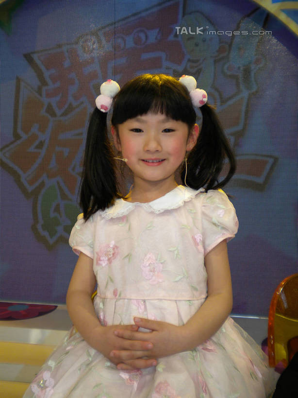 东方人,儿童,脸,头,脸颊,手,一个人,舞台,站,笑,双手交叉,微笑,竖图,室内,特写,白天,正面,裙子,纯洁,亚洲,仅一个女性,仅一个人,阴影,连衣裙,装饰,光线,标志,文字,影子,字符,注视,黄种人,标识,肩膀,小孩,耳机,耳麦,发饰,话筒,饰品,观察,看,站着,仅一个小孩,手部,汉字,可爱,童年,童趣,观看,察看,麦克风,关注,扩音器,中文,传声器,童真,烂漫,无邪,配饰,国文,华文,微音器,天真,女孩,女人,女性,亚洲人,孩子,头部,脸部,脸蛋,面部,十字手,站立,半身,彩图,女生,hascy1