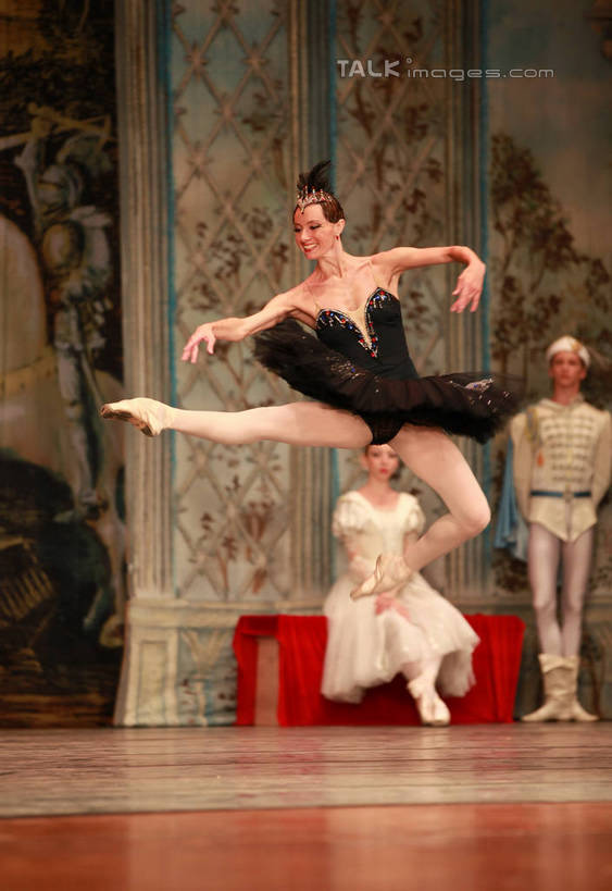 西方人,舞台,站,坐,跳,伸展双臂,竖图,室内,白天,背景,正面,裙子,跳舞,芭蕾,欧洲,欧洲人,表演,阴影,光线,影子,灯光,许多人,半空,扮演,站着,一群人,短裙,帷幕,演出,帷幔,幕布,舞姿,幕帘,芭蕾舞裙,芭蕾裙,帷幔布,天鹅湖,芭蕾舞,男人,男性,年轻男性,年轻女性,女人,女性,白种人,表演台,敞开双臂,伸开双臂,跳跃,展开双肩,站立,张开手臂,张开双臂,坐着,布景,彩图,全身,舞蹈,rzwdb1