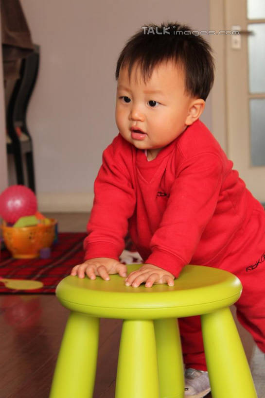 东方人,婴儿,儿童,一个人,站,竖图,室内,白天,正面,婴儿服装,纯洁,椅子,亚洲,仅一个人,服装,塑料,墙,注视,黄种人,墙壁,墙面,小孩,衣服,红色,塑料制品,扶,观察,看,站着,可爱,服饰,活泼,观看,察看,扶着,衣着,穿着,关注,宝宝,纯真,烂漫,无邪,衣饰,伶俐,天真,亚洲人,孩子,站立,半身,彩图,婴儿服,shcy1