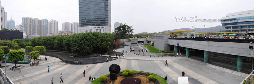 东方人,家,高楼大厦,走,横图,全景,俯视,室外,白天,度假,美景,天际线,植物,城市风光,城市,大厦,道路,建筑,路,摩天大楼,公路,深圳,中国,亚洲,行人,游客,游人,服装,房屋,屋子,景观,公寓,交通,许多人,休闲装,黄种人,娱乐,建设,洋房,楼房,路人,旅客,住宅,树,树木,衣服,绿色,天空,自然,天,一群人,享受,休闲,休闲服,景色,放松,服饰,生长,成长,东亚,广东,罗湖口岸,鹏城,广东省,中华人民共和国,华南地区,粤,深圳市,过客,男人,男性,年轻男性,年轻女性,女人,女性,亚洲人,马路,步行,散步,走路,半身,彩图,高角度拍摄,房子,大楼,高层建筑,高楼,摩天楼,出入境,陆路口岸,罗湖区,shgcy1