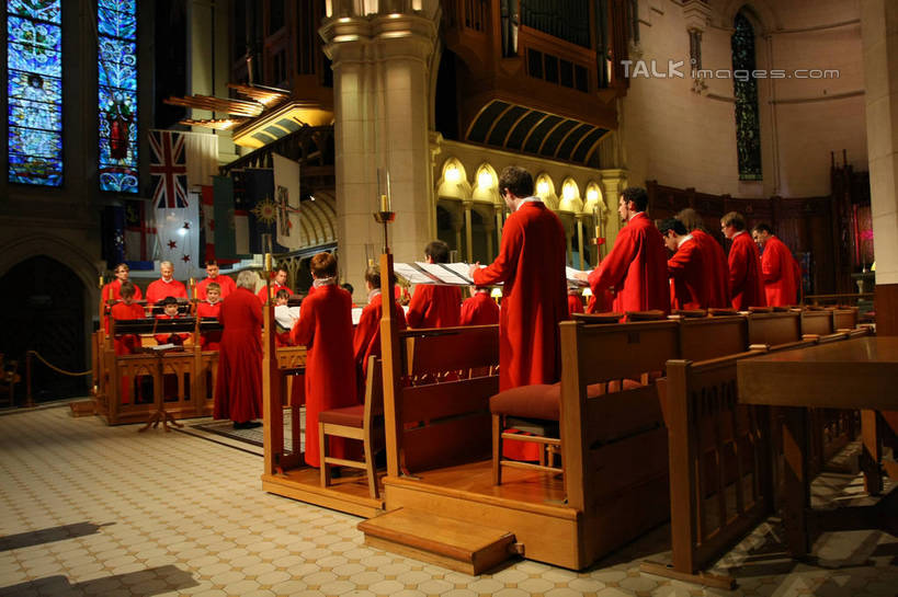 西方人,伙伴,朋友,教堂,站,横图,室内,白天,侧面,旅游,度假,友谊,合作,团队,标志建筑,地标,建筑,欧洲,欧洲人,握,阴影,节日,光线,影子,墙,灯光,许多人,注视,文化,娱乐,建设,墙壁,墙面,红色,观察,看,祈祷,站着,一群人,享受,休闲,健康,旅游胜地,放松,战略,握着,许愿,宗教,信仰,观看,纪念,祈求,察看,关注,合唱团,信念,唱诗班,联合,合谋,彩绘玻璃,彩色玻璃,教堂玻璃,艺术玻璃,袍子,配合,平安,协作,男人,男性,年轻男性,年轻女性,女人,女性,白种人,站立,半身,彩图,大教堂,礼拜堂,信众,shgzq1